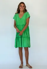 Vestido corto de algodón color naranja, con corte evasé y volados en el ruedo.