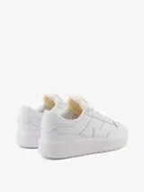 Championes New Balance CT302 de cuero blanco, con logo "N" en los laterales y suela de plataforma.