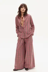 Pantalón de corte culotte con cintura alta y pierna ancha, confeccionado en lino con estampado de microcuadros en tonos rojo y negro.