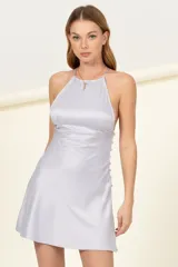 Vestido corto lila de satén con escote halter y espalda descubierta con detalle de lazo.