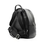 Mochila negra de símil cuero con diseño acolchado con el logo de XL Extra Large bordado en la parte frontal. Tiene acceso con cierre, un bolsillo externo con cierre y bolsillos internos (uno con cierre y dos abiertos). La correa es regulable y los herrajes son plateados. El interior está forrado en tela de algodón y poliéster.