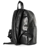 Mochila negra de cuero sintético con diseño graneado. Tiene un compartimento principal con cierre doble, un bolsillo interno con cierre, dos bolsillos internos abiertos y un bolsillo externo con cierre. Las correas son regulables y los herrajes son plateados.