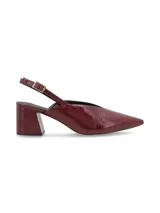 Zapato de cuero negro charol con punta fina, slingback con hebilla dorada y taco geométrico con estampado carey.