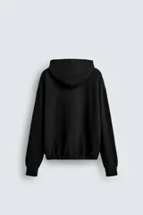 Sudadera negra de tejido con textura acanalada, corte boxy, capucha con cordón ajustable, manga larga con puños acanalados y bajo con elástico.