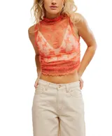 Top sin mangas de encaje color crema, con cuello alto y volados.