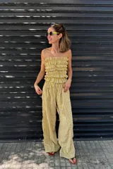 Top strapless amarillo con estampado a cuadros blancos, con volados en el escote y en el ruedo.