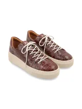 Sneaker Adelaida color marrón chocolate con textura croco, de cuero graneado premium, con suela elevada y cordones de algodón.