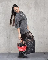 Remera gris oscuro con efecto acid wash, corte holgado y mangas cortas. Cuello redondo. Falda midi de encaje floral negro con abertura frontal.