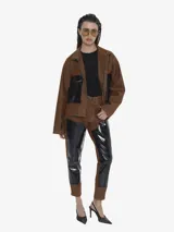 Campera de algodón marrón, con cuello alto, cierre frontal y bolsillos aplicados con acabado de cuero sintético negro.