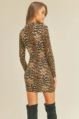 Vestido corto de manga larga con estampado animal print de leopardo, cuello camisero y cierre frontal con botones.
