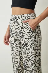 Pantalón negro de corte palazzo con bolsillos laterales.