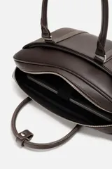 Maletín negro con textura grabada, cierre de cremallera, bolsillo interior para dispositivos electrónicos de hasta 13 pulgadas, bolsillo frontal con cremallera, doble asa de mano y asa de hombro ajustable y extraíble.