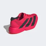 Championes Adidas Adizero Adios Pro 4 color fucsia con detalles en negro. Diseñados para corredores veloces, con varillas de carbono ENERGYRODS 2.0, mediasuela con perfil curvado y tecnología de espuma de doble capa ultraligera LIGHTSTRIKE PRO. Suela con compuesto de caucho Continental™ y tecnología LIGHTTRAXION.