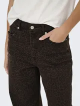 Jean wide fit de tiro alto color marrón oscuro con estampado animal print de leopardo en negro. Confeccionado en denim de twill, presenta cierre de gancho y cremallera, bolsillos delanteros, traseros y bolsillo monedero.