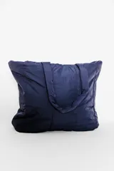 Bolso de gran tamaño color negro, con diseño acolchado y asas resistentes.