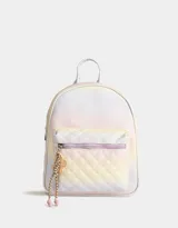 Mochila lila de cuerina con efecto acolchado y colgante de mariposa. Tiene correas regulables, manija superior, acceso con cierre superior y bolsillo frontal con cierre y tirador de goma en forma de mariposa.