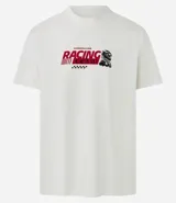 Remera de algodón color blanco, corte comfort, con cuello redondo y manga corta. Presenta un estampado grande en la espalda con un auto de carrera estilo Fórmula 1, un diagrama de circuito y varios textos gráficos relacionados con carreras.