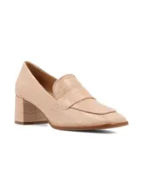 Zapato marrón de cuero con taco cuadrado de madera y detalle de cuero texturizado en la parte delantera.
