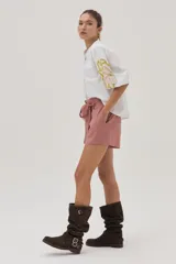 Camisa blanca de mezcla lino-algodón, con corte recto y mangas clásicas. Presenta un bordado floral en el hombro con distintas técnicas y canutillos.