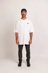 Remera blanca de jersey de algodón con cuello redondo y corte oversize.