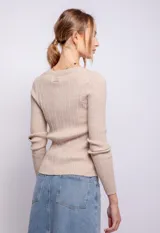 Cardigan negro elastizado de tejido de punto, corte al cuerpo, con cuello redondo y cierre frontal con botones a tono.