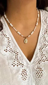 Collar de cuentas blancas y doradas con dije de la virgen milagrosa.