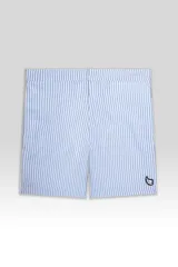 Short de baño celeste con rayas verticales blancas y logo bordado en negro en la pierna derecha.