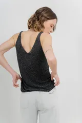 Musculosa tejida color azul eléctrico con hilo brillante, escote en “V” delantero y trasero.