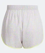 Short de pijama runner con estampado de lunares en tonos pastel y cordón amarillo contrastante en la cintura elástica.