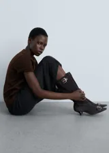 Remera marrón de corte recto, cuello redondo y manga corta.