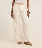 Pantalón wide leg verde oliva de cintura alta, confeccionado en viscolino, con trabillas en la cintura, cierre tradicional y pliegues. Incluye cinturón de rafia artificial.