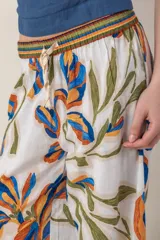 Pantalón de corte recto con cintura elastizada y cordón ajustable, con estampado de rayas verticales multicolores.