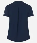 Remera deportiva blanca texturizada, con cuello redondo, manga corta, detalle reflectante y pliegue en la espalda.