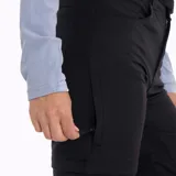 Pantalón de trekking desmontable negro, convertible en short, con tejido elástico 4-Way Spandex, cintura elástica con cinturón interno ajustable, bolsillos abiertos y con cierre, elástico interior en tobillos y estampados reflectantes. Confeccionado en 90% poliéster y 10% spandex.