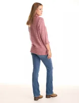 Buzo tejido con textura, color rosado y blanco, de la marca Ruby Rd. Presenta cuello volcado y mangas 3/4.