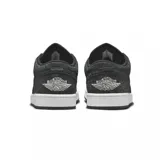 Championes Air Jordan 1 Low SE color negro con detalles en gris y suela blanca. Presentan el logo de Nike en el lateral y el logo de Air Jordan en el talón.