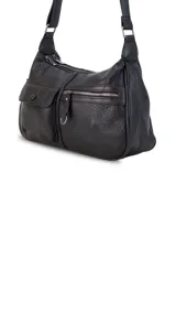 Cartera bandolera negra de cuero sintético con correa extensible. Tiene dos compartimentos principales con cierre, un bolsillo trasero con cierre y dos bolsillos frontales, uno con botón y otro con cierre.