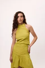 Top blanco con cuello halter y detalle de tablas.