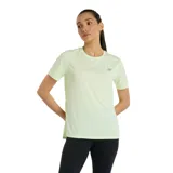 Remera deportiva New Balance color verde claro, de corte clásico y mangas cortas. Presenta el logo de la marca reflectante en el pecho.