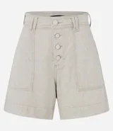 Short de sarga color beige, tiro alto, con bolsillos delanteros tipo carpintero y cierre frontal con botones forrados.