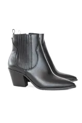 Botines texanos negros de cuero, con puntera afilada, tacón ancho y detalle elástico lateral.