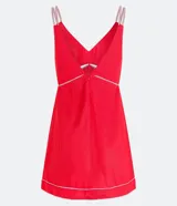 Vestido corto rojo de lino con tirantes dobles y costuras en contraste. Tiene una abertura debajo del busto y pespuntes vistos en el ruedo.