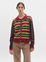 Cardigan de algodón con estampado de rombos en tonos marrón, beige y azul. Tiene cuello camisero, cierre frontal con botones azules y calce suelto.