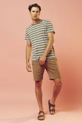 Bermuda color marrón claro, de corte recto y largo a la rodilla.