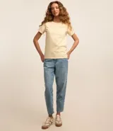 Remera celeste de media malla con cuello redondo y mangas cortas dobladas.