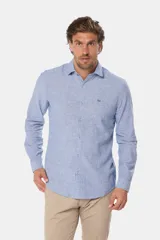 Camisa de manga larga, color celeste con finas rayas blancas, confeccionada en una mezcla de lino y algodón. Presenta un corte slim fit y no tiene bolsillo.
