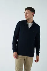 Sweater básico color beige de punto acanalado, con medio cierre frontal, cuello alto y logo bordado en el pecho.