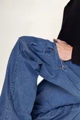 Pantalón de denim azul claro, de corte recto con múltiples bolsillos laterales.