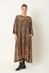 Vestido italiano de corte holgado y estampado animal print, con mangas de tres cuartos y bolsillo.