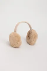 Orejeras de piel sintética color beige con banda de sujeción forrada en tela.